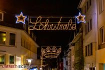 Die Fußgängerzone hinauf und schon ist man fast am Weihnachtsdorf, welches nur an den Wochenende geöffent ist.  • © ummeteck.de - Schön
