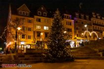 Ein großer beleuchteter Weihnachtsbaum schmückt den Marktplatz am Rathaus.  • © ummeteck.de - Schön