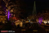 Weihnachtsdorf Unter dem Krönchen 2022 Siegen - Rechts befindet sich das Einkaufszentrum, links die Nikolaikirche sowie das historische Rathaus.  • © ummeteck.de - Schön