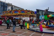 Wiesdorfer Weihnachtsmarkt 2022 - Zwei Kinderkarussells erfreuen Kinder und Eltern. • © ummeteck.de - Schön