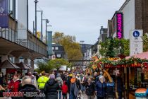 Blick in die belebte Fußgängerzone in Leverkusen-Wiesdorf an einem Weihnachtsmarkt-Samstag. • © ummeteck.de - Schön