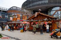 Auf dem Rathausplatz befindet sich das Highlight des Christkindchen-Marktes: das Winterdorf.  • © ummeteck.de - Schön