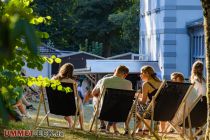 Entspannen im Volkspark - In den Liegestühlen konnten die Gäste bei angenehmen Temperaturen und Sonnenschein das Fest genießen. • © ummeteck.de - Christian Schön