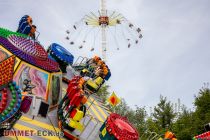 Wendsche Kärmetze 2023 - Kirmes in Wenden - Bilder - Der Booster und im Hintergrund Around the World XXL. • © ummet-eck.de - Christian Schön