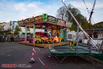 Frühjahrskirmes 2023 - Werdohl - Bilder - Bungee-Trampolin und Kinderkarussell. • © ummet-eck.de - Schön