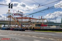 Hier haben wir die Wilde Maus auf dem Kölner Frühlingsvolksfest 2023 gesehen. Traditionell steht sie neben der Severinsbrücke. • © ummet-eck.de - Silke Schön