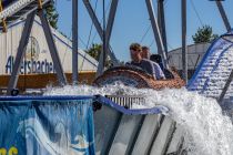 In einem der Boote im Holzstamm-Stil können vier Personen hintereinander Platz nehmen. • © ummet-eck.de / kirmesecke.de