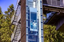 Bilder Mühlenkopfschanze Aufzug - Willingen - 2023 - Den Schanzenturm kannst Du gegen eine Gebühr von 2 € erklimmen  entweder über die Treppen oder diesen Aufzug. • © ummet-eck.de - Christian Schön