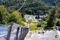 Blick vom Schanzenturm auf das Gelände. Links ist die Hängebrücke Skywalk zu sehen. • © ummet-eck.de - Christian Schön