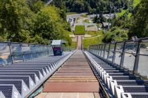 Bilder Mühlenkopfschanze Anlauf - Willingen - 2023 - So sieht der Anlauf von oben aus. Kannst Du Dir vorstellen, hier mit Skiern herunterzuspringen? • © ummet-eck.de - Christian Schön