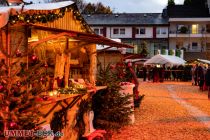 Der Marktplatz in Lennestadt-Altenhundem verwandelt sich in der Zeit vom 24. bis 27. November 2022 in ein äußerst gemütliches und schön geschmücktes, dazu barrierefreies Weihnachtsdorf.  • © ummeteck.de - Silke Schön