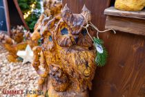 16. Weihnachtsmarkt Attendorn 2022 - Kreis Olpe - Eindrucksvolle Holzarbeiten, es gibt noch viele andere Tierfiguren aus Holz. • © ummeteck.de - Silke Schön
