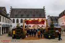 Weihnachtsmarkt Attendorn 2022 - Der Weihnachtsmarkt in Attendorn findet wie immer auf dem Alten Markt statt. • © ummeteck.de - Silke Schön