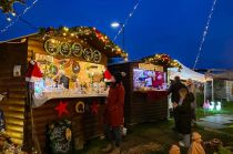 Cramer Stuben Weihnachtsmarkt 2022 - An den hübsch geschmückten Ständen findest Du sicherlich das ein oder andere Geschenk. Sonntags kommt der Nikolaus.  • © Tina Lutz