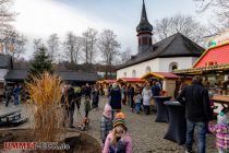 An der Burg Denklingen gibt es eine besinnliche Einstimmung auf die Weihnachstszeit, die der Heimat- und Verschönerungsverein organisiert. • © ummeteck.de - Schön