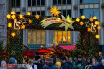 Weihnachtsmarkt Kölner Dom 2022 - Eines der Eingangsportale des Weihnachtsmarktes am Kölner Dom. • © ummeteck.de - Christian Schön