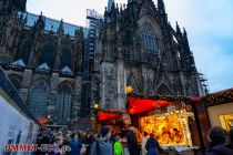 Kölner Weihnachtsmarkt 2022 - Zahlreiche Stände, alle mit rotem Dach, gibt es zu erkunden. • © ummeteck.de - Schön
