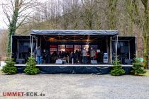 Christkindmarkt 2022 - Engelskirchen im Bergischen Land - Vereine und Künstler stellen sich im Rahmenprogramm auf der großen Bühne vor. • © ummeteck.de - Silke Schön