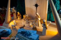 Bilder Christkindmarkt Engelskirchen 2022 - An einem Stand kannst Du schönen Krippenfiguren von Fides erstehen. • © ummeteck.de - Silke Schön