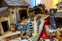 Weihnachtsmarkt Engelskirchen 2022 - Bei Bedarf natürlich auch eine dieser aufwändig kreierten Krippen. • © ummeteck.de - Silke Schön