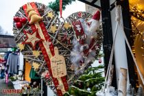 Weihnachtsmarkt in Engelskirchen 2022 - (Tür)-Kränze und viele weitere Geschenkideen stellt Helga Sommer. • © ummeteck.de - Silke Schön