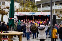 Bühne auf dem Weihnachtsmarkt in Finnentrop - Auf der Bühne gibt es zahlreiche Auftritte. • © ummeteck.de - Silke Schön