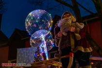 Weihnachtsmarkt Halver 2022 - Der Renner auf dem Weihnachtsmarkt: Ballons mit blinkenden Lichterketten, 12 € das Stück. • © ummeteck.de - Silke Schön