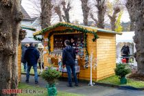 Am Sonntag ist sogar zwischen 13 und 18 Uhr verkaufsoffen, das heißt Du kannst den Besuch des Weihnachtsdorfes mit dem ersten Geschenkekaufen verbinden.  • © ummeteck.de - Silke Schön