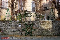 Lindlar Weihnachtsmarkt 2022 - Rund um die St. Severin-Kirche gibt es weihnachtlich dekorierte Stände, die viel Schönes, Praktisches, Selbstgemachtes und Leckeres anbieten. Heimelige Atmosphäre bringt die Musik.  • © ummeteck.de - Christian Schön