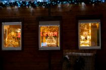 Tollen Weihnachtsschmuck bekommst Du in dieser geschlossenen Hütte. • © ummet-eck.de - Schön
