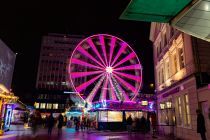 Statt des gewohnten großen Weihnachtsbaumes wird es drei kleinere Bäume geben, rund um Riesenrad.  • © ummet-eck.de - Schön