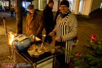 Weihnachtsmarkt in Meinerzhagen 2022 - In der Kirchstraße gibt es bei Hoppe Keramik Kartoffelpuffer und andere Leckereien.  • © ummeteck.de - Christian Schön