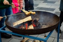 Bilder vom Weihnachtsmarkt 2023 in Meinerzhagen - Gemütlich Stockbrotbacken - ein Highlight für die Kinder. • © ummet-eck.de - Silke Schön