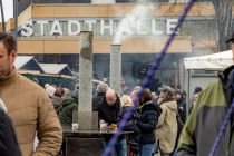 Bilder vom Weihnachtsmarkt 2023 in Meinerzhagen - Erstmals findet der Adventsmarkt ausschließlich auf dem Otto-Fuchs-Platz, und nicht an der Jesus-Christus-Kirche, statt. • © ummet-eck.de - Silke Schön