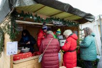 Bilder vom Weihnachtsmarkt 2023 in Meinerzhagen - Der Ski-Klub Meinerzhagen bot wie immer Glühwein und frisch gebrannte Mandeln an. • © ummet-eck.de - Silke Schön