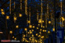 Weihnachtsmarkt Köln Neumarkt 2022 - Sehr viele stimmungsvolle Lichter sind auf dem gesamten Weihnachtsmarkt zu sehen. • © ummeteck.de - Schön