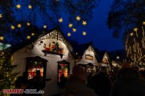 Neumarkt Weihnachtsmarkt 2022 - Die weihnachtlich dekorierten Stände bieten Buntgemischtes an: von Crepes, Handbrot, Churros, Flammlachs über Reibekuchen, Backfisch und Grünkohl ist aus kulinarischer Sicht alles dabei (und noch mehr).  • © ummeteck.de - Schön