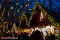 Weihnachtsmarkt Neumarkt Köln 2022 - Markt der Engel - Unter den Kunsthandwerks-Ständen befinden sich Naturseifen, Kölner Dom-Printen, Handpuppen, Lampen, Keramik, Krippen, Glasmalerei, Socken und und und.  • © ummeteck.de - Schön