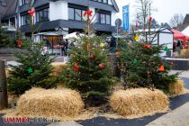 Weihnachtsmarkt Nümbrecht 2022 - Weihnachtlich dekorierte Stände, viel zu essen und zu trinken (bereitgestellt von Vereinen, Organisationen und dem Homburgischen Gymnasium) und ein bunt gemischtes Programm mit vielen musikalischen Auftritten gab es zu sehen. • © ummeteck.de - Silke Schön