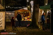 Weihnachtsmarkt Meinerzhagen-Valbert 2022 - Im schön beleuchteten Kirchpark geht es gemütlich zu. • © ummeteck.de - Schön