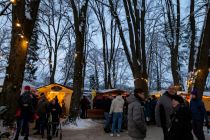 Weihnachtsmarkt 2023 in Meinerzhagen-Valbert - Bilder - Im Kirchpark geht es stets sehr gemütlich zu. • © ummet-eck.de - Silke Schön