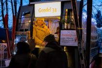 Weihnachtsmarkt 2023 in Meinerzhagen-Valbert - Bilder - Gabriele und Uli Falz bieten hier drei Sorten Pistenpunsch. • © ummet-eck.de - Silke Schön