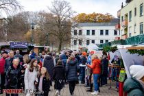 16. Alternativer Adventsmarkt Wipperfürth 2022 - Auf dem Hausmannplatz an der Pfarrkirche St. Nikolaus gibt es am 25. und 26. November 2022 viele Stände und Buden der lokalen Vereine und Organisationen, die vom Bratapfel bis zur Wildwurst, von Selbstgestricktem bis zur Holzdeko vieles anbieten.
 • © ummeteck.de - Schön