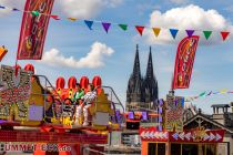 Der X-Force auf dem [e:12933::Kölner Frühlingsvolksfest 2023:], im Hintergrund der Kölner Dom. • © ummet-eck.de - Christian Schön