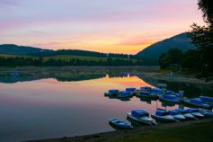 Rechts am Ufer das Strandbad Heringhausen mit der Wasserrutsche, vorne der Bootsverleih Koch. • © ummeteck.de - Christian Schön