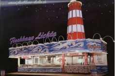 Unverkennbar: der große rot-weiße Leuchtturm von Fischhaus Lichte. • © Fischhaus Lichte.