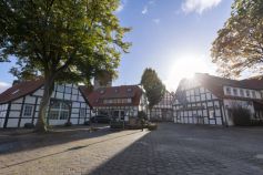 Die historischen Töddenhäuser mit ihrem Fachwerk prägen den Marktplatz von Recke. Die ehemaligen Kaufleute haben in ihrer Geschichte viele Spuren im Ort und in der Umgebung hinterlassen. • © Münsterland e.V.  / Maximilian Lehrke