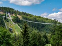 Die Hängebrücke Skywalk in Willingen, links die Mühlenkopfschanze. • © Henrike Flamme