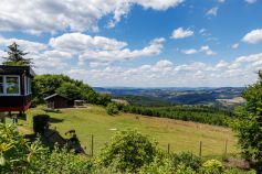 Aus irgendeinem Grund haben wir das Foto der Strohkiste von vorne vergessen. :-) Am linken Bildrand siehst Du noch etwas von der Strohkiste, vor allem die Aussicht von der Terrasse ist mega. • © ummeteck.de - Christian Schön