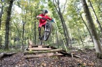 Mountainbiker im Sprung auf dem Flowtrail Siegen • © Sascha Hüttenhain, Touristikverband Siegerland-Wittgenstein e.V.